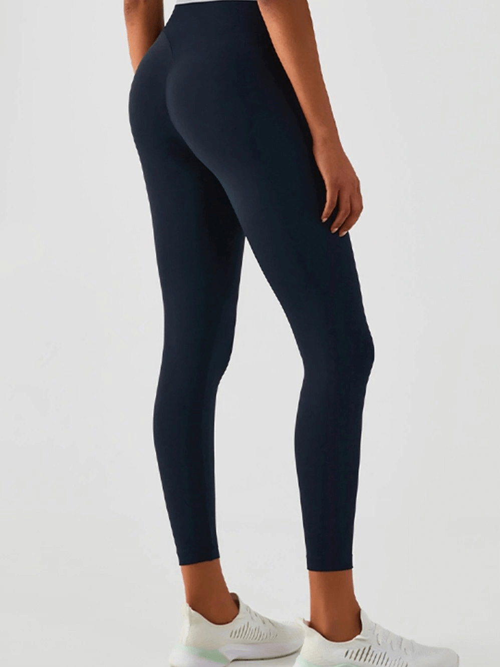 Woman wearing seamless breathable fitness leggings in black, ideal for yoga, featuring full-length design for comfort and flexibility.